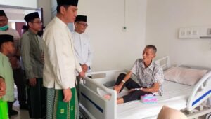 Bupati Batanghari Berbagi Kebahagiaan Idulfitri dengan Pasien di RSUD Hamba Muara Bulian