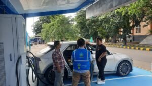 Mudik Pakai Mobil Listrik dari Bintaro ke Bengkulu, Begini Kata Irfansyah yang Tiba di SPKLU PLN UP3 Bengkulu
