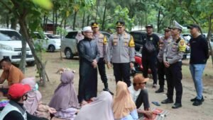 H+4 Lebaran 2024, Sidak Objek Wisata di Kawasan Pantai Selatan, Kapolres Tulungagung Berdialog dengan Wisatawan