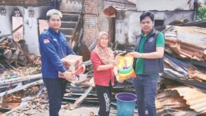 Per-Maskot Palembang Beri Bantuan Sembako ke Korban Kebakaran