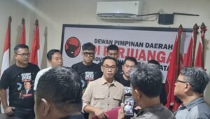 HD Orang Pertama Ambil Formulir Bacagub Sumsel di PDIP