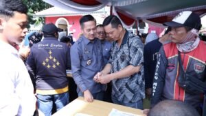 Antusias Warga di Acara Bagi Sembako dan Jemput Bola Dokumen Kependudukan Bersama Ratu Dewa