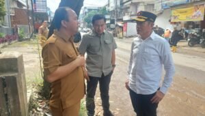 Pj Sekda Tinjau Perbaikan Jalan Segaran, Minta Balai Prasarana Pemukiman Sumsel Perbaiki Jalan Rusak Dampak Proyek IPAL