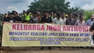 Keluarga Jhon Anthoni dan masyarakat Demo PT. SPA Desa Semeteh Kabupaten Musi Rawas