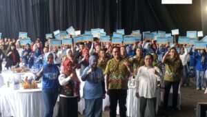 HUT Kota Malang, DLH Bersama TP PKK Kota Malang Bagikan Pupuk Kompos dan Bibit Tanaman