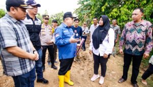 Perdana, Pj Bupati Sandi Fahlepi Tinjau Jalan Rusak di Jirak Jaya
