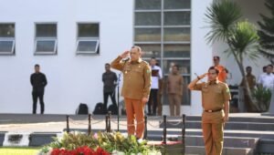 Perdana, Pj Bupati Sandi Fahlepi Pimpin Apel Gabungan di Lingkungan Pemkab Muba