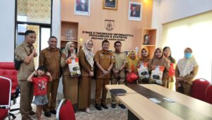 Jelang Lebaran Idul Fitri 1445 H, ASN dan Non ASN Diskominfopers Sulbar Terima Parcel