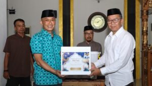 Bentuk Apresiasi, Pj Gubernur Sulbar, Prof Zudan Serahkan Paket Lebaran Bagi Jama’ah Masjid Baitul Anwar