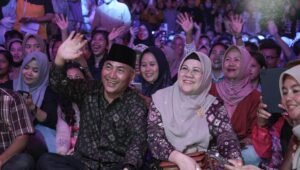 Membaur Bareng Warga Saat Pembukaan MTQ XXX, Sekda Apriyadi dan Istri Tuai Pujian
