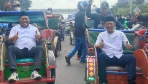 Naik Becak, Ribuan Warga Antarkan Cha-Boy Daftarkan Diri ke KPU Palembang
