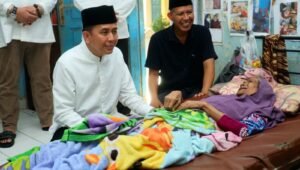 Hari Lebaran Pj Gubernur Sumsel Agus Fatoni Kunjungi Panti Jompo Berikan Bantuan dan Santunan