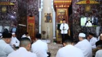 Salat Jumaat Berjamaah di Masjid Baiturrahman, Pj Gubernur Agus Fatoni Beri Bantuan Sekaligus Halal Bihalal Bersama Warga