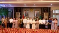Pj Gubernur Agus Fatoni Bersama Pj Ketua TP PKK Tyas Fatoni dan Keluarga Gelar Open House Hari Raya Idul Fitri 2024 di Griya Agung