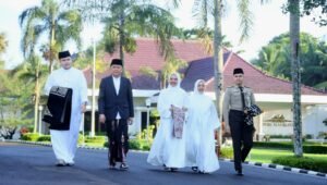 Pj Gubernur Agus Fatoni dan Keluarga Salat Ied Berjamaah bersama Masyarakat Sumsel di Halaman Griya Agung