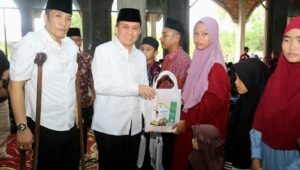 Berbagi Kebahagian Jelang Lebaran, Pj Gubernur Agus Fatoni Santuni Ribuan Anak Yatim