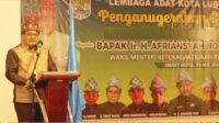 Wamenaker Dianugerahi Gelar Kehormatan Pangeran Rimbun Alam Cipta Negeri