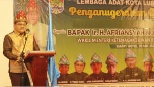 Wamenaker Dianugerahi Gelar Kehormatan Pangeran Rimbun Alam Cipta Negeri
