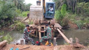 TNI Kapuas Hulu Berjibaku Perbaiki Jembatan Penghubung Antar Desa