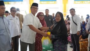 Pj. Bupati OKI Salurkan 550 Paket Sedekah ASN kepada Kaum Dhuafa