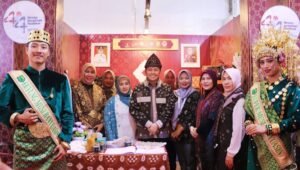 Kunjungi Stand Gambo Muba, Pj Gubernur Sumsel Beri Motivasi Pengrajin