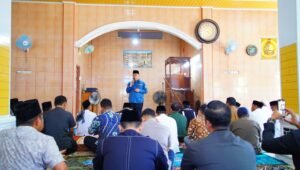Pj Bupati Sandi Safari Jumat ke Masjid Baitussholihin Desa Senawar Jaya