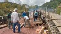 Membahayakan Warga, Koramil 1206 – 2 Semitau Gotong Royong Perbaikan Jembatan Bersama Masyarakat