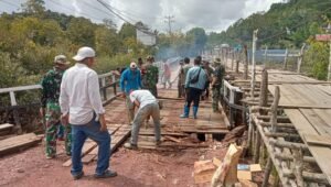Membahayakan Warga, Koramil 1206 – 2 Semitau Gotong Royong Perbaikan Jembatan Bersama Masyarakat