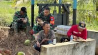 Dekat dengan Masyarakat, Dandim Mempawah Makan Siang Bersama di Lokasi Pengerjaan Irigasi Lahan Pertanian Desa Purun Kecil