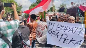 Nyaris Ricuh, Ratusan Masyarakat Geruduk Kantor Pemkab Tulungagung