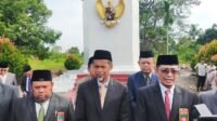 Sekda Azan Memperingati Harkitnas dengan Tabur Bunga di Makam Pahlawan Kabupaten Batanghari