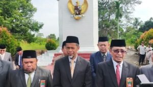 Sekda Azan Memperingati Harkitnas dengan Tabur Bunga di Makam Pahlawan Kabupaten Batanghari