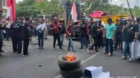 Unjuk Rasa ALMASTA Diwarnai Bakar Ban