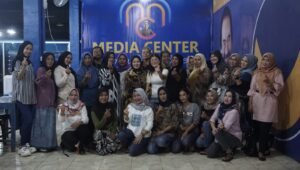 Istri Nahkodai Relawan SPBU Pakde Slamet