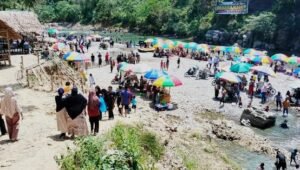 Hari Libur, Masyarakat Tumpah Ruah Kunjungi Objek Wisata Pemandian Kaloy