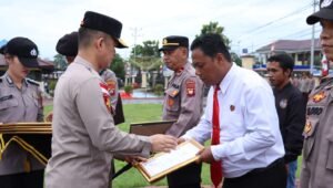 Kapolres Kapuas Hulu Berikan Penghargaan Untuk Personil dan Kades