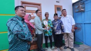 Tangis Haru Terima Kunci Rumah Baru dari Ratu Dewa, Fauzi: Kami Sering Kehujanan