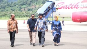 Pj Gubernur Sulbar Bahtiar Baharuddin Tiba di Bandara Tampa Padang, Ucapkan Salam Bahagia Untuk Sulbar