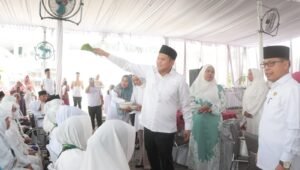 Bupati dan Wabup Sergai Tampung Tawar 322 Calhaj Sergai