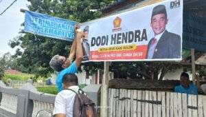 Serius Maju Pilkada Tanah Datar, Dodi Hendra Sebar Ratusan Spanduknya