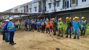 Jaga Keandalan Listrik Jelang Idul Adha, PLN Kota Baru Lakukan Pembersihan dan Pemeliharaan Konstruksi Jaringan Distribusi