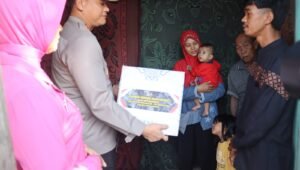 ‘Door To Door’ Kapolres Prabumulih Berikan Bantuan Kepada Warga Kurang Mampu