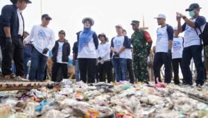 Aksi Bersih Pantai di Pantai Teluk Labuan, PGN Dukung Pantai Makin Bersih dan Lestari