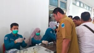 Bupati Batanghari dan Para Staff, Beserta Ratusan Pejabat Melakukan Tes Urine