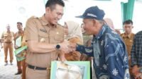 Bupati Fadhil Serahkan Alat Mesin Pertanian dan Penghargaan untuk Dukung Program Super Tangguh Kabupaten Batanghari