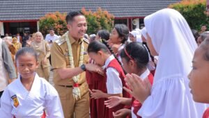 Ratu Dewa Peduli, Bagikan Bantuan Ke Sekolah-sekolah