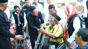 HUT Palembang Jadi Berkah Penyandang Disabilitas, Ratu Dewa Bagikan 50 Kursi Roda dan 100 Alat Bantu Dengar