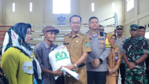 Pj Wali Kota Prabumulih Serahkan Bantuan Cadangan Beras Pemerintah