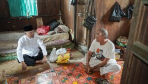 Apriyadi Bawa Daging Kurban, Door to Door Bagikan ke Rumah Warga di Sekayu