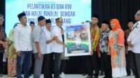 Upayakan Insentif Naik, Ratu Dewa Lantik Ratusan RT RW di Kecamatan Ilir Timur 1